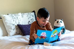 Niño leyendo solo